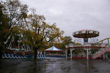 雨の遊園地