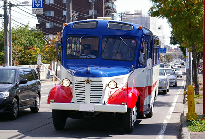 やって来る