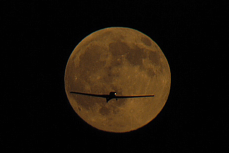 月と飛行機jpg